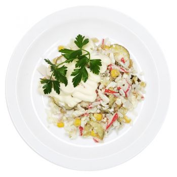 Салат с крабовыми палочками и кукурузой